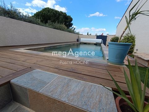 In a charming village (Sallèles d'Aude) with all amenities 13 km from Narbonne, Come and discover this beautiful villa from 2017 on one level, 4 rooms of 90 m2, 3 bedrooms, garage of 30 m2 tiled and insulated with access on the terrace, on a plot of ...