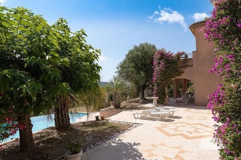 Offering exceptional panoramic sea views over the magnificent Bay of Pampelonne, this superb property extends over 10,000 m2 of land with a swimming pool. The exceptional 350 m2 villa welcomes you with a vast living room featuring a fireplace, which ...