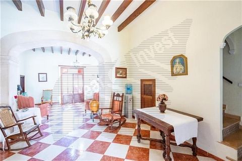 Village house in the center of Ariany. House of about 317m2 approx. with the possibility of building another floor. It consists of a spacious living room, built-in kitchen with fireplace, 4 double bedrooms, 2 bathrooms, stoneware floors, air conditio...