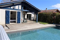 Summary Contemporary Basque house in a quiet part of Bassussarry. 3 bedrooms, study/extra bedroom, large living and dining area with log fire. Heated swimming pool and Japanese garden with large seating area, fire pit and pizza oven. Location Bassuss...