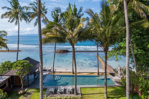 Ontdek deze ongelooflijke villa aan het strand aan de oostkant van Bali in Candi Dasa. Het biedt 760 m² exclusieve leefruimte aan het strand en heeft directe toegang tot het strand. Gelegen tegenover een van de verborgen witte zandstranden van Bali, ...
