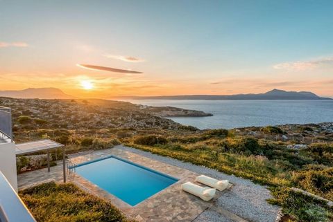 A modern and beautifully maintained villa on an extensive private plot with unrivaled sea views to Souda Bay and to the White Mountain Range. With 3 bedrooms, spacious living areas, several outdoor spaces, terraces and seating areas, garage and a pri...