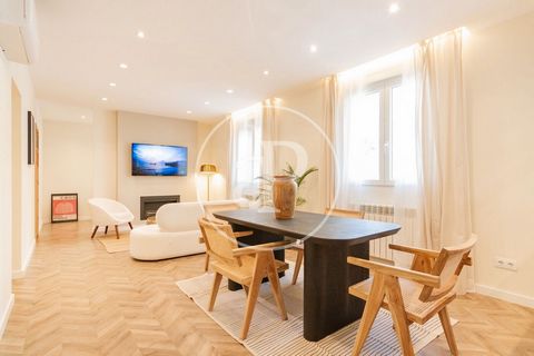 Appartement meublée de 110 m2 avec vues dans la région de Ibiza, Madrid.La propriété dispose de 3 chambres, 2 salles de bain, cheminée, climatisation, armoires intégrées, chauffage, concierge et salle de stockage. Ref. VM2404065 Features: - Air Condi...
