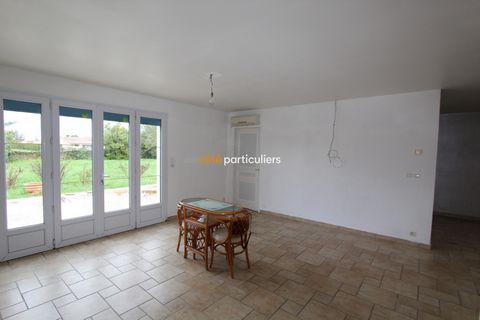 This three bedroom house with a master suite is located in the charming village of Sainte Radegonde des Noyers, close to La Rochelle. It is nestled on a vast plot of 1800 m2, offering ample space to enjoy nature and organize outdoor activities. The h...