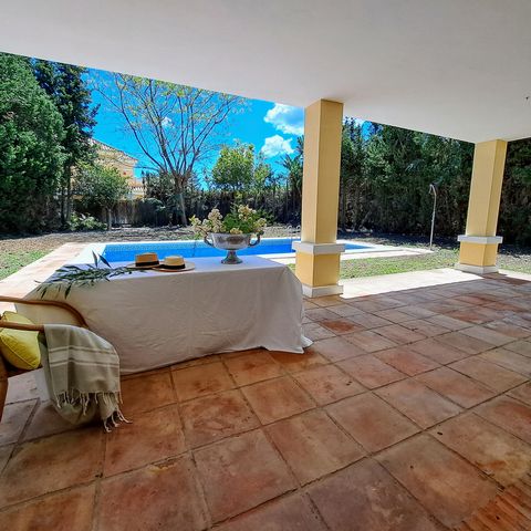 Traditional Andalusian style villa with a lot of potential to expand and/or renew for sale in Sotogrande Costa, with garden and swimming pool. The property, which is accessed through a charming entrance patio, is developed on two floors. On the groun...