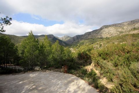 Zu verkaufen diese rustikalen Grundstücke mit 25000 m2 in La Font DAixa Pedreguer Lage mitten in der Natur und mit herrlichem Blick auf die Berge Der Preis beinhaltet ein Projekt genehmigt vom Rathaus eines Einfamilienhauses von 150 m2 gebaut Für wei...