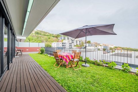 Uw droomhuis wacht op u: modern juweeltje met 4 slaapkamers en een adembenemend uitzicht in Machico Stel je voor dat je elke dag wakker wordt met de prachtige tinten van de zonsopgang boven Ponta de São Lourenço, met een prachtig panoramisch uitzicht...