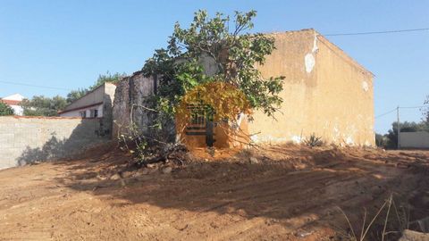 Gemischtes Grundstück mit Bauernhof zum Verkauf in Sítio do Areeiro, es ist ein gemischtes Land in Sítio do Areeiro in São Clemente Loulé, in einer Gegend, in der Luxusgebäude vorherrschen. Abgesehen davon, dass es eine ruhige Gegend ist, hat es eine...