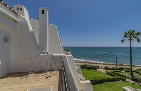 Dieses wunderschön renovierte dreistöckige Strandhaus liegt direkt an Marbellas berühmter Goldener Meile und bietet eine einzigartige Mischung aus modernem Luxus und Küstencharme Mit vier geräumigen Schlafzimmern und drei wunderschön gestalteten Bade...