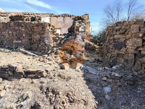 Moradia em pedra, com projeto - em Faz Fato - Tavira - Algarve. Ruína de 60m² em pedra de xisto inserida em terreno de 200m². Terreno de 200m² com projeto de arquitetura em fase final de aprovação. Situado em plena Serra de Conceição de Tavira. O imó...