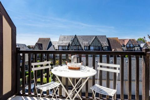 Residence “Fleur Marine”. In the resort, 1 km from the center of Cabourg, 300 m from the sea, 300 m from the beach, direct access to the beach. Parking space (limited number of spaces). Shop 1 km, supermarket 900 m, restaurant 1 km, bus stop 