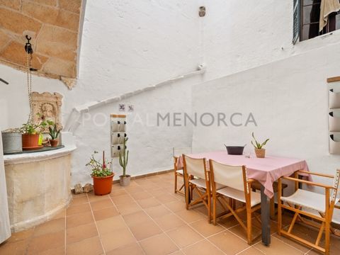 ¿Estas buscando una casa en el Casco Antiguo de Ciutadella con patio? No dejes escapar esta oportunidad! La planta baja de la vivienda ocupa una superficie de 64 m2 de los cuales 15 m2 son de patio. Al entrar encontramos una amplia sala de estar con ...