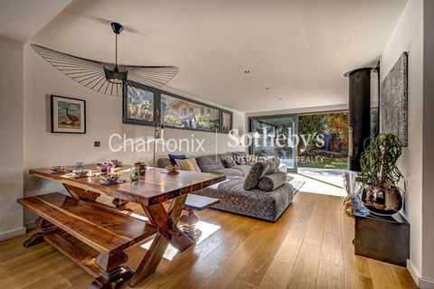 Chamonix Sotheby’s International Realty vous présente l’appartement Baptiste, entièrement rénové avec des matériaux haut de gamme et une décoration moderne, conçu pour offrir confort et élégance au pied du Mont-Blanc. Ce magnifique bien, situé sur un...