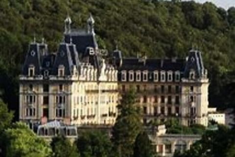 Residenz LE BERNASCON, 6 Boulevard de la Roche du Roi. Ehemaliger denkmalgeschützter Belle-Epoque-Palast mit außergewöhnlichem Charme, Blick auf die Stadt und atemberaubendem Blick auf den Lac du Bourget, die Stadt Aix les Bains und die umliegenden B...