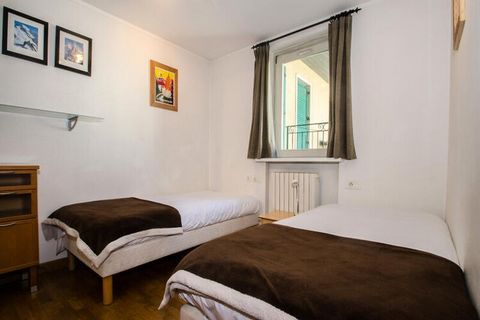 CHAMONIX - Mitte Schöne, ruhige Wohnung, klassifiziert mit 2 Sternen, mit einer Fläche von 55m² für 6 Personen. Befindet sich im 2. Stock mit Aufzug der Residenz Androsace im Herzen von Chamonix, hinter der Kirche und in der Nähe der Pisten Savoy/Bré...