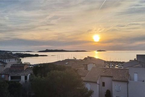 Potencia tus vacaciones junto al mar en un entorno idílico dentro de una zona boscosa. Benefíciese de todo el confort necesario en la finca Coudoulière situada en primera línea de mar, esta residencia dispone de piscina privada, pista de tenis, parqu...