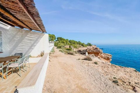 Bungalow de una sola planta situado junto al acantilado y a sólo 50 metros de una playa de arena fina y agua turquesa conocida como 