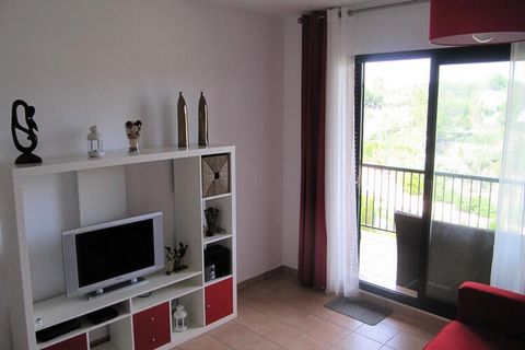 Gezellig eerstelijns appartement met spectaculair uitzicht, gelegen in de urbanisatie Calafat in Ametlla de Mar. Het appartement is modern en comfortabel, het heeft 1 slaapkamer met tweepersoonsbed, 1 slaapkamer met een stapelbed en een onderschuifbe...