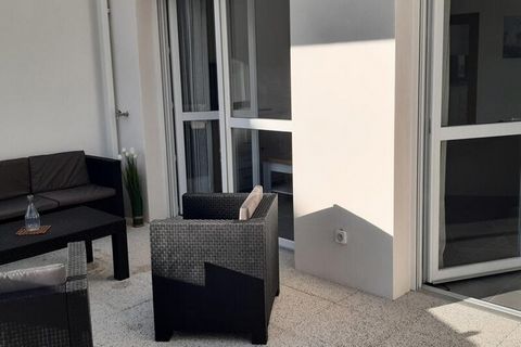 Port Leucate. Residentie Les Voiles Blanches. Zeer mooi T3 appartement gelegen op de 2e verdieping met lift, gelegen op het Z/O. Ideaal 6 personen. Lichte woonkamer met airconditioning (slaapbank, tv) die uitkomt op de ingerichte keuken (grote koelka...