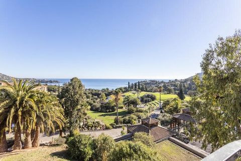 Cette maison de vacances de 35 m² peut accueillir jusqu'à 6 personnes et propose un séjour avec un canapé lit et un coin cabine avec deux lits superposés. La chambre dispose d'un lit double, offrant un séjour confortable pour tous. La propriété accep...