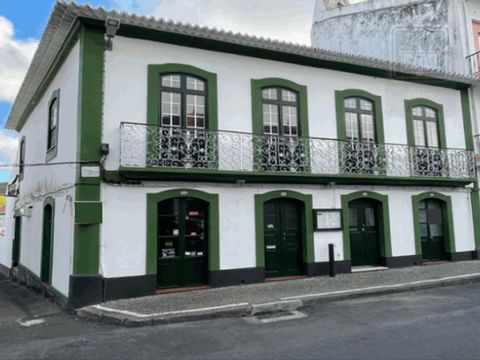 3 bedroom flat located in the parish of São Pedro, in Angra do Heroísmo, with terrace and attic. The flat is located on the 1st floor of a residential building consisting of 3 floors. Located in an urban area very close to the city centre of Angra do...