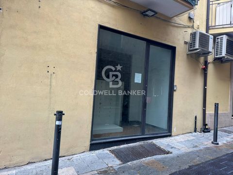 Local Comercial en Venta - Agropoli Se vende en Agropoli, en una posición absolutamente prestigiosa, local comercial ubicado a pocos pasos del puerto turístico y de la plaza. Esta propiedad representa una oportunidad única para quienes buscan una inv...