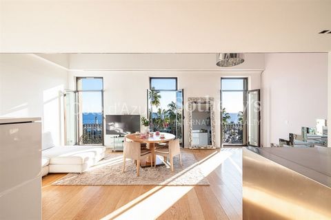 Côte d'Azur Sotheby's International Realty in Nizza freut sich, diese bemerkenswerte Zwei-Zimmer-Maisonette-Loft-Wohnung in der obersten Etage mit drei großen französischen Türen und drei Balkonen zum Verkauf anbieten zu können, die einen der schönst...