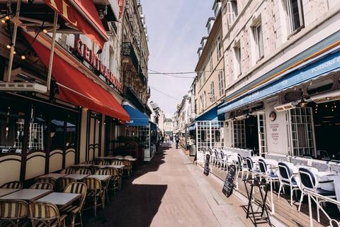 Cette charmante maison de ville א Trouville-sur-Mer, offrant 40 m², est parfaite pour un sיjour en famille ou entre amis. Il peut accueillir jusqu'א 4 personnes et comprend un sיjour avec coin cuisine, une chambre avec un lit double et TV et une deux...