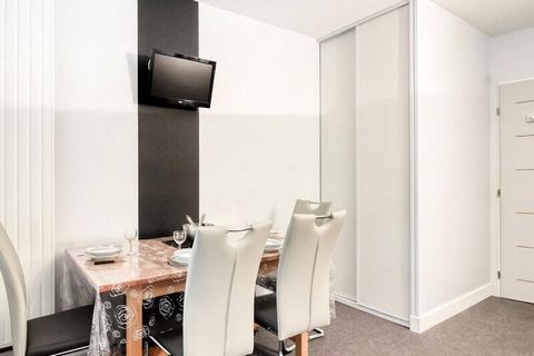 Ce studio cosy et rénové de 28 m² est idéal pour accueillir jusqu'à 6 personnes. Le séjour comprend un canapé lit confortable (160x190), une télévision et un coin repas, le tout avec accès direct à une charmante terrasse offrant une vue imprenable su...