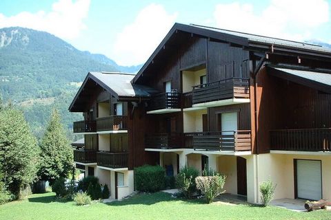 Questo accogliente monolocale, situato al piano terra di un tranquillo residence, è un rifugio ideale per una vacanza in montagna. Può ospitare fino a 4 persone con un angolo montagna con letti a castello (non adatto a bambini sotto i 6 anni) e un di...