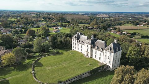 Frederique Herve von der Agentur Hamilton Hossegor freut sich, Ihnen ein außergewöhnliches historisches Juwel im Südwesten Frankreichs präsentieren zu können. Ruhig gelegen, am Ende einer Sackgasse, in der Nähe der Strände der Côtes Landaises, verset...