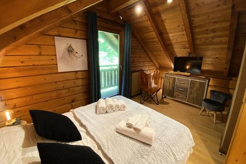 Dit houten chalet van 71 m² aan de oevers van de rivier, omgeven door de natuur, op 2 niveaus is ontworpen voor 6 personen. Het beschikt over alle comfort om u een onvergetelijk verblijf te garanderen. In de woonkamer met open haard kunt u heerlijk o...