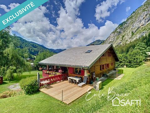 Charming Chalet with Mountain Views and Lush Garden. Located in La Chapelle-d'Abondance, just 3 minutes from the village center, discover this charming chalet with a living area of approximately 132m² (approximately 230m² in total) in the heart of th...