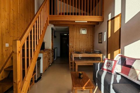 Ce charmant appartement en duplex, situé dans un quartier calme de La Clusaz, offre un espace de vie confortable de 34 m² avec 10,85 m² supplémentaires de balcon. L'appartement est parfait pour une escapade confortable à la montagne et est conçu pour...