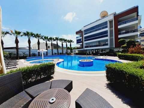 La elección perfecta para una vida cómoda junto al mar Le ofrecemos una oportunidad única de convertirse en el propietario de un elegante apartamento grande de 4 dormitorios, ubicado a solo unos minutos a pie de la playa de Alanya. Este apartamento e...