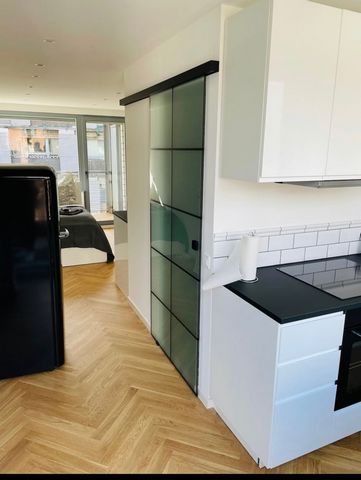 Das Apartment ist mit allem eingerichtet, alles frisch renoviert. Außerdem hat das Apartment einen kleinen Balkon, eine Spülmaschine und selbstverständlich auch ein Smart TV und eine Nespresso. Außerdem hat es neben einem kleinen Balkon auch eine Dac...