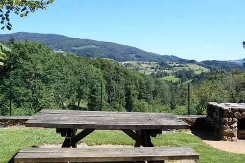 Trakteer uzelf op een moment van ontspanning in het Bourbonnaise-gebergte in La Chabanne! De gîte Saillant is het hele jaar door ideaal voor een ontmoeting met vrienden of familie. Deze accommodatie is perfect voor het huisvesten van 12 tot 14 person...