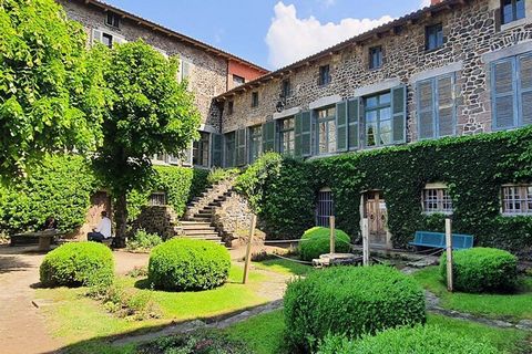 Sulla N102, seguire la direzione Langeac. A Langeac prendere la direzione St-Flour / Mont Mouchet. Dopo la casa di riposo, svoltare a sinistra sulla D116 in direzione Jahon. L'alloggio si trova in cima al villaggio, sulla destra. Vicino a Langeac, ne...