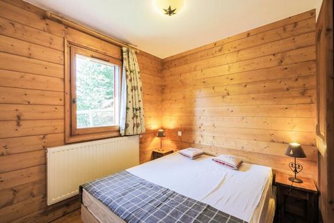 Este encantador chalet ofrece una estancia acogedora y confortable, perfecta para familias o grupos pequeños. Cuenta con una sala de estar con sofá cama (para 2 personas) y una zona de camarote con dos literas individuales. El dormitorio incluye una ...