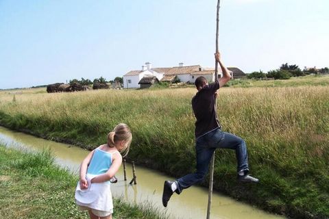 Z centrum La Garnache kieruj się w stronę Sallertaine. Za przejazdem kolejowym na rondzie kieruj się na Sallertaine-Chateauneuf. W miejscowości La Voltière jedź dalej drogą D75 i skręć w prawo w D71 w kierunku Chateauneuf. Przejdź około 350 m, w miej...