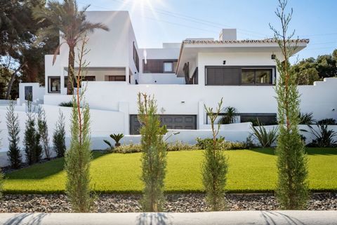 Luxewoning te koop in Cap Blanc MorairaGelegen in de zeer gewilde wijk Cap Blanc in Moraira staat dit uitgestrekte luxe huis als een bewijs van architectonische genialiteit Op loopafstand vind je winkelmogelijkheden een ruime keuze aan bars en restau...