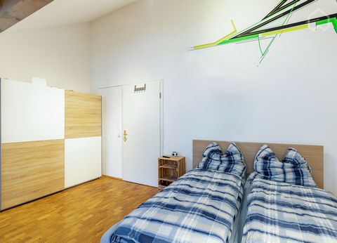 Insgesamt 4 Fenster sorgen für ein helles, freundliches Ambiente in einem 1-Zi.-App. mit Einbauküche im Dachgeschoss; nagelneues modernes Bad mit Wanne und Fenster und neu behandelter Parkettboden. Die Wohnung hat mehrere Dachschrägen, die diese Wohn...