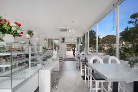 Are you looking for a business opportunity ready to be profitable? We present the sale of an artisan coffee shop and bakery, fully equipped and operational, with its own workshop, strategically located in a high-traffic area in Calpe. Main Features o...