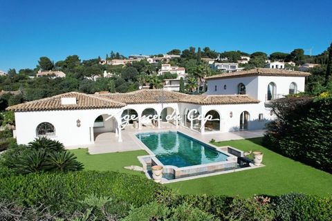 Situata a pochi passi dal villaggio e dalla spiaggia, questa sontuosa villa offre una vista mozzafiato sul golfo di Saint-Tropez. Beneficiando di una completa esposizione a sud, offre servizi di lusso come un ingresso con fontana, un ampio soggiorno ...