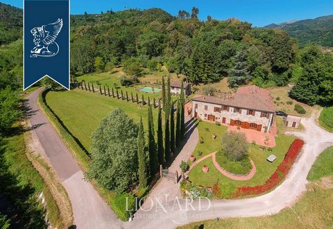 Questa prestigiosa residenza è in vendita incorniciata dalla splendide colline toscane, a pochi chilometri dal centro storico di Lucca e dalle più esclusive mete balneari del litorale versiliese Un ampio parco di proprietà, perfettamente curato a pra...