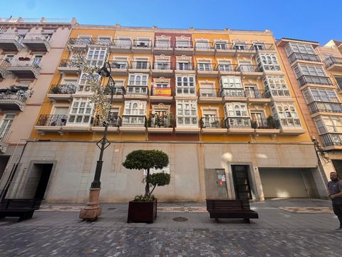 Schöne Dachgeschosswohnung im Stadtzentrum von Cartagena Willkommen in dieser geräumigen und gut ausgestatteten Dachgeschosswohnung im Herzen von Cartagena Murcia Dieses helle und luftige Zuhause in einem charmanten vierstöckigen Gebäude mit Aufzug b...