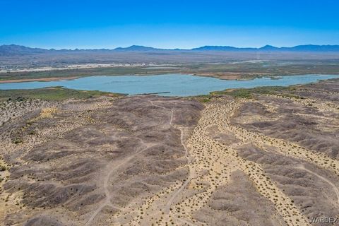 Ubicado en una zona de oportunidad, justo al lado del hermoso río Colorado y el pintoresco desfiladero de Topock. Con una ubicación ideal para el desarrollo de uso mixto de múltiples tipos, que incluyen: residencial unifamiliar, vivienda para la fuer...