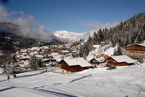 This 34m² two-room apartment in Les Contamines-Montjoie comfortably accommodates up to four guests. It features a sofa bed (160x190cm) in the living room, a double bed (140x190cm) in the bedroom, and a single bunk bed (90x190cm) also in the bedroom. ...