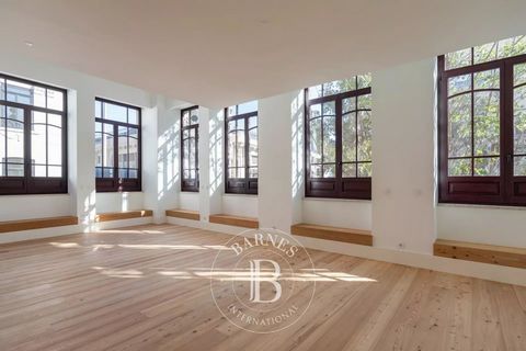 This brand-new 3-bedroom apartment, 2 of which have en-suite bathrooms, is conveniently located in downtown Porto, next to the Mercado do Bolhão. The condominium features a communal garden, roof top with running track, and a central square with cafés...