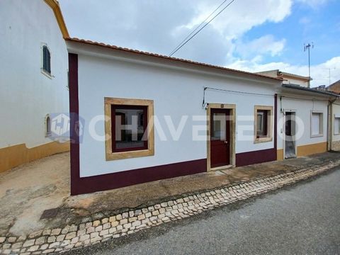 Einstöckiges Haus und Nebengebäude, vollständig wiederhergestellt, in einem Dorf in der Nähe eines guten Zugangs wie der IC9. Das Haus besteht aus zwei Schlafzimmern mit Einbauschränken, einem Badezimmer mit Dusche, einem offenen Raum mit ausgestatte...